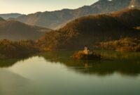 Pemandangan ikonik Danau Bled di Slovenia dengan gereja bersejarah di tengah pulau kecil yang dikelilingi perairan jernih dan perbukitan hijau Alpen.