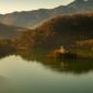 Pemandangan ikonik Danau Bled di Slovenia dengan gereja bersejarah di tengah pulau kecil yang dikelilingi perairan jernih dan perbukitan hijau Alpen.