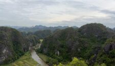 Pemandangan tebing batu kapur yang menjulang tinggi di kawasan Lembah Harau, Sumatra Barat, menyajikan kombinasi indah antara lanskap hijau dan keasrian alam tropis yang menenangkan.