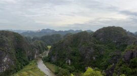 Pemandangan tebing batu kapur yang menjulang tinggi di kawasan Lembah Harau, Sumatra Barat, menyajikan kombinasi indah antara lanskap hijau dan keasrian alam tropis yang menenangkan.