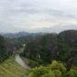 Pemandangan tebing batu kapur yang menjulang tinggi di kawasan Lembah Harau, Sumatra Barat, menyajikan kombinasi indah antara lanskap hijau dan keasrian alam tropis yang menenangkan.