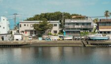 Deretan rumah kayu tradisional funaya berdiri tegak di atas perairan Teluk Ine, menyajikan pesona arsitektur pemukiman nelayan bersejarah di kawasan utara Kyoto.