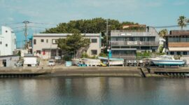 Deretan rumah kayu tradisional funaya berdiri tegak di atas perairan Teluk Ine, menyajikan pesona arsitektur pemukiman nelayan bersejarah di kawasan utara Kyoto.