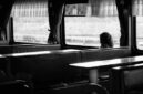 Pemandangan dari dalam kabin kereta malam mewah yang melintasi kawasan pegunungan Eropa saat matahari terbit. Fasilitas modern dan tempat tidur nyaman kini menjadi daya tarik utama wisatawan internasional.