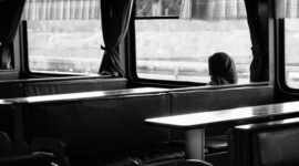 Pemandangan dari dalam kabin kereta malam mewah yang melintasi kawasan pegunungan Eropa saat matahari terbit. Fasilitas modern dan tempat tidur nyaman kini menjadi daya tarik utama wisatawan internasional.