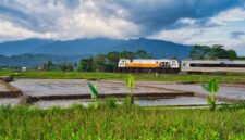Para penumpang menikmati pemandangan perbukitan hijau dan perasawahan nan asri dari balik jendela kaca raksasa Kereta Panoramic saat melintasi jalur pulau Jawa.
