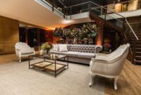 Interior lobi hotel berarsitektur kolonial yang mempertahankan keutuhan desain klasik, menghadirkan suasana hangat khas nostalgia masa lalu bagi para tamu.