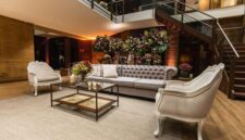 Interior lobi hotel berarsitektur kolonial yang mempertahankan keutuhan desain klasik, menghadirkan suasana hangat khas nostalgia masa lalu bagi para tamu.