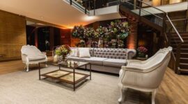 Interior lobi hotel berarsitektur kolonial yang mempertahankan keutuhan desain klasik, menghadirkan suasana hangat khas nostalgia masa lalu bagi para tamu.