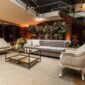 Interior lobi hotel berarsitektur kolonial yang mempertahankan keutuhan desain klasik, menghadirkan suasana hangat khas nostalgia masa lalu bagi para tamu.