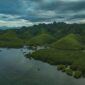 Pemandangan lanskap perbukitan hijau dan perumahan adat khas Sumba di Nusa Tenggara Timur yang menyajikan ketenangan alam pedalaman bagi para penjelajah.