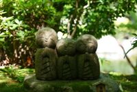 Taman lumut ikonik di Kuil Sanzen-in, Desa Ohara, Kyoto, menyajikan suasana tenang dengan patung batu Jizo yang tersebar di antara pepohonan cedar rindang.