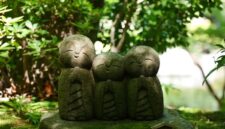 Taman lumut ikonik di Kuil Sanzen-in, Desa Ohara, Kyoto, menyajikan suasana tenang dengan patung batu Jizo yang tersebar di antara pepohonan cedar rindang.