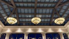 Kemewahan arsitektur klasik pada lobi hotel bersejarah yang menawarkan atmosfer perjalanan melintasi waktu bagi para pelancong mancanegara.