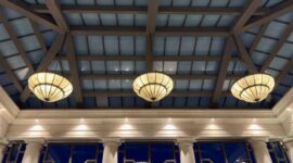 Kemewahan arsitektur klasik pada lobi hotel bersejarah yang menawarkan atmosfer perjalanan melintasi waktu bagi para pelancong mancanegara.