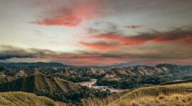 Pemandangan perbukitan sabana Sumba yang membentang luas menjadi salah satu pilihan favorit pelancong lokal untuk menikmati ketenangan alam Indonesia.