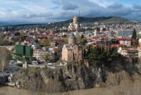 Pemandangan lorong berbatu dan bangunan berarsitektur klasik dengan balkon kayu khas di kawasan Kota Tua Tbilisi, Georgia, yang menjadi favorit para pelancong.