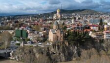 Pemandangan lorong berbatu dan bangunan berarsitektur klasik dengan balkon kayu khas di kawasan Kota Tua Tbilisi, Georgia, yang menjadi favorit para pelancong.
