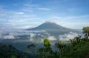 Pemandangan matahari terbit memancar di atas lautan tenang Banda Neira dengan latar belakang peninggalan bersejarah dan kemegahan puncak Gunung Api Banda.
