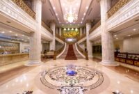 Kemewahan interior lobi hotel bergaya klasik yang mempertahankan keanggunan arsitektur masa lalu sebagai simbol sejarah panjang industri keramahtamahan dunia.