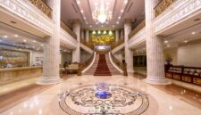 Kemewahan interior lobi hotel bergaya klasik yang mempertahankan keanggunan arsitektur masa lalu sebagai simbol sejarah panjang industri keramahtamahan dunia.