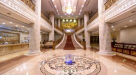 Kemewahan interior lobi hotel bergaya klasik yang mempertahankan keanggunan arsitektur masa lalu sebagai simbol sejarah panjang industri keramahtamahan dunia.