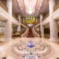 Kemewahan interior lobi hotel bergaya klasik yang mempertahankan keanggunan arsitektur masa lalu sebagai simbol sejarah panjang industri keramahtamahan dunia.