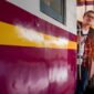 Seorang pelancong memanfaatkan transportasi publik dan peta digital untuk menjelajahi kota impian secara mandiri serta efisien.