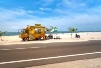 Pemandangan tebing curam dan hamparan Samudra Hindia yang memanjakan mata para pengendara saat melintasi Jalur Lintas Selatan Jawa Timur.