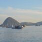 Pemandangan lanskap gugusan pulau-pulau kecil di kawasan pesisir Labuan Bajo saat matahari fajar menyingsing. Lautan biru jernih dan bukit savana keemasan menciptakan salah satu pemandangan bahari paling memukau di Nusantara.