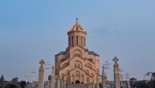 Gereja Gergeti Trinity berdiri megah dengan latar belakang puncak Pegunungan Kaukasus yang bersalju di Kazbegi, Georgia. Destinasi bersejarah ini menjadi salah satu ikon pariwisata terpopuler bagi para pengelana dunia.