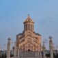 Gereja Gergeti Trinity berdiri megah dengan latar belakang puncak Pegunungan Kaukasus yang bersalju di Kazbegi, Georgia. Destinasi bersejarah ini menjadi salah satu ikon pariwisata terpopuler bagi para pengelana dunia.
