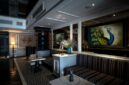 Keanggunan interior lobi hotel bersejarah yang memadukan detail arsitektur klasik zaman dulu dengan pencahayaan hangat, menciptakan atmosfer nostalgia yang mewah bagi para tamu.