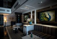Keanggunan interior lobi hotel bersejarah yang memadukan detail arsitektur klasik zaman dulu dengan pencahayaan hangat, menciptakan atmosfer nostalgia yang mewah bagi para tamu.