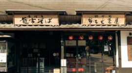 Suasana senja di distrik bersejarah Higashi Chaya di Kanazawa, tempat deretan bangunan kayu tradisional menyajikan teh hangat dan kerajinan emas khas Jepang.