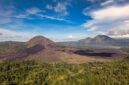 Pemandangan perairan jernih Kepulauan Banda Neira dengan latar belakang Gunung Api Banda yang megah saat matahari terbit.