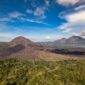 Pemandangan perairan jernih Kepulauan Banda Neira dengan latar belakang Gunung Api Banda yang megah saat matahari terbit.