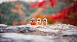 Pemandangan pedesaan tradisional di kawasan Miyama, Kyoto, yang menawarkan suasana tenang dan keindahan arsitektur atap jerami khas Jepang.