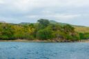 Pemandangan Gunung Api Banda dan perairan tenang Kepulauan Banda di Maluku Tengah saat sore hari. Kawasan bersejarah ini menawarkan suasana alami yang jauh dari hiruk-pikuk perkotaan.