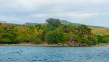 Pemandangan Gunung Api Banda dan perairan tenang Kepulauan Banda di Maluku Tengah saat sore hari. Kawasan bersejarah ini menawarkan suasana alami yang jauh dari hiruk-pikuk perkotaan.