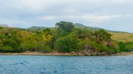 Pemandangan Gunung Api Banda dan perairan tenang Kepulauan Banda di Maluku Tengah saat sore hari. Kawasan bersejarah ini menawarkan suasana alami yang jauh dari hiruk-pikuk perkotaan.