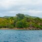 Pemandangan Gunung Api Banda dan perairan tenang Kepulauan Banda di Maluku Tengah saat sore hari. Kawasan bersejarah ini menawarkan suasana alami yang jauh dari hiruk-pikuk perkotaan.