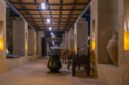 Interior megah sebuah hotel berarsitektur kolonial yang memadukan keanggunan lampu gantung klasik dengan ornamen kayu jati bernilai sejarah tinggi. Foto ini merekam kehangatan atmosfer masa lalu yang tetap terawat di tengah modernisasi kota.