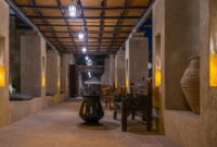 Interior megah sebuah hotel berarsitektur kolonial yang memadukan keanggunan lampu gantung klasik dengan ornamen kayu jati bernilai sejarah tinggi. Foto ini merekam kehangatan atmosfer masa lalu yang tetap terawat di tengah modernisasi kota.