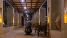 Interior megah sebuah hotel berarsitektur kolonial yang memadukan keanggunan lampu gantung klasik dengan ornamen kayu jati bernilai sejarah tinggi. Foto ini merekam kehangatan atmosfer masa lalu yang tetap terawat di tengah modernisasi kota.