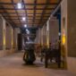Interior megah sebuah hotel berarsitektur kolonial yang memadukan keanggunan lampu gantung klasik dengan ornamen kayu jati bernilai sejarah tinggi. Foto ini merekam kehangatan atmosfer masa lalu yang tetap terawat di tengah modernisasi kota.