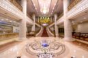 Lobi hotel berarsitektur klasik yang megah mencerminkan evolusi panjang tempat penginapan dari sekadar rumah singgah menjadi ruang gaya hidup berkelas.