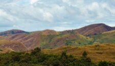 Hamparan padang savana keemasan di Sumba menyajikan panorama alam memukau yang dipadukan dengan konsep pariwisata ramah lingkungan dan pelestarian budaya lokal.
