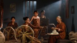 Seorang pelancong memperhatikan perajin lokal saat memproses pembuatan kain tenun tradisional di kawasan pemukiman adat Nusa Tenggara Timur.