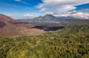 Pemandangan dramatis Gunung Api Banda yang menjulang di pelukan perairan tenang Kepulauan Banda, Maluku Tengah, menjadi salah satu lanskap alam paling memikat di Indonesia Timur.